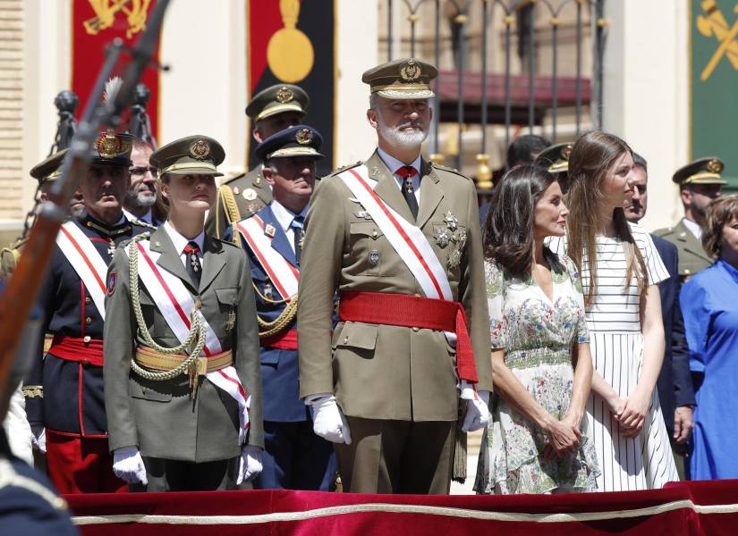 La princesa de Asturias, Leonor de Borbón, la reina Letizia, el rey Felipe VI y la infanta Sofía durante la ceremonia.