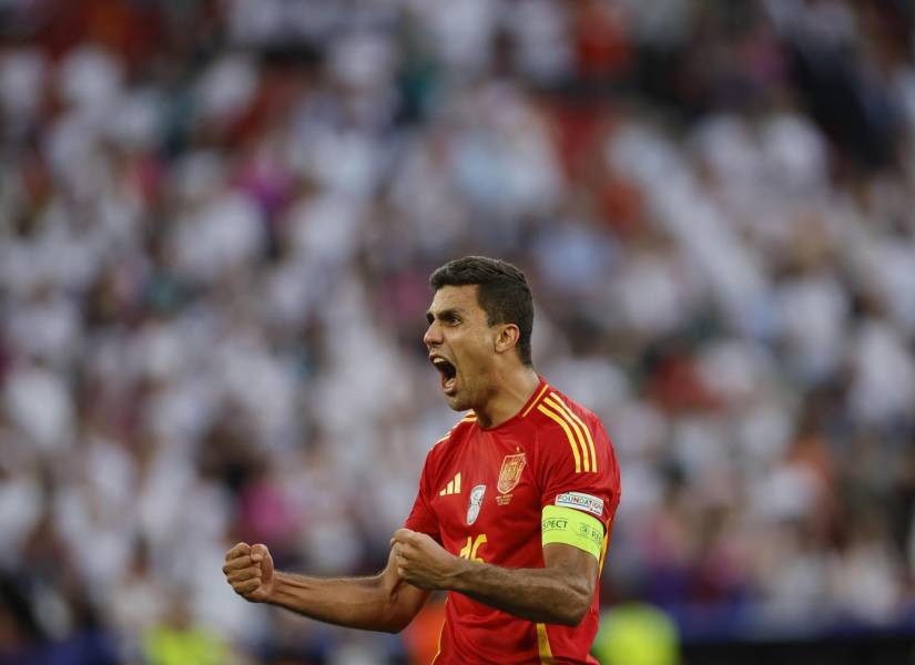 Rodri, ganador del Balón de Oro, lidera el mediocampo del FIFPro 2024.