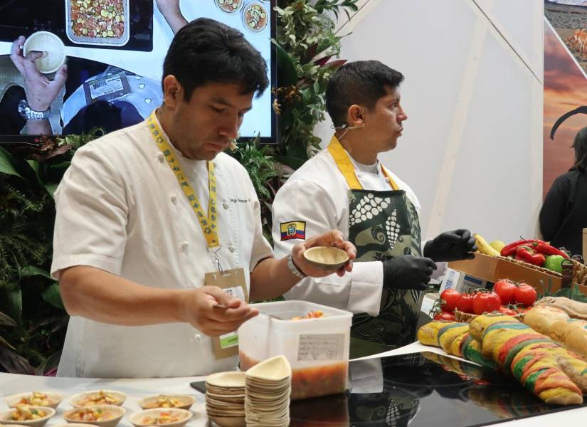 Los chefs Jorge Pacheco (izquierda) y David Reyes (derecha) muestran la preparación de algunos de los platos típicos de Quito en el World Travel Market de Londres.