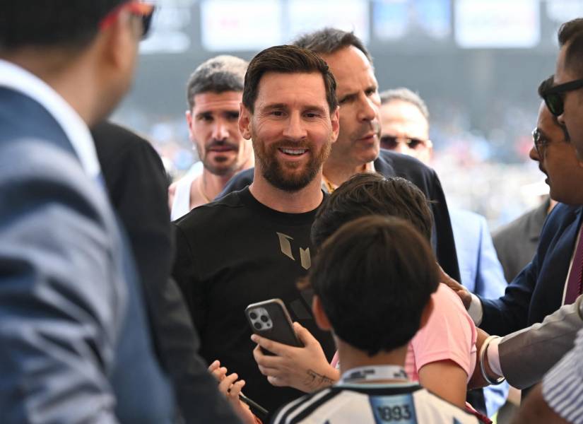 Lionel Messi saluda a fanáticos en su llegada a la India