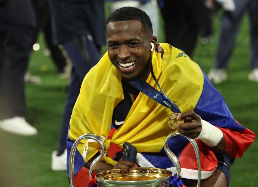 Willian Pacho celebra tras quedar campeón con el París Saint-Germain de la Champions League