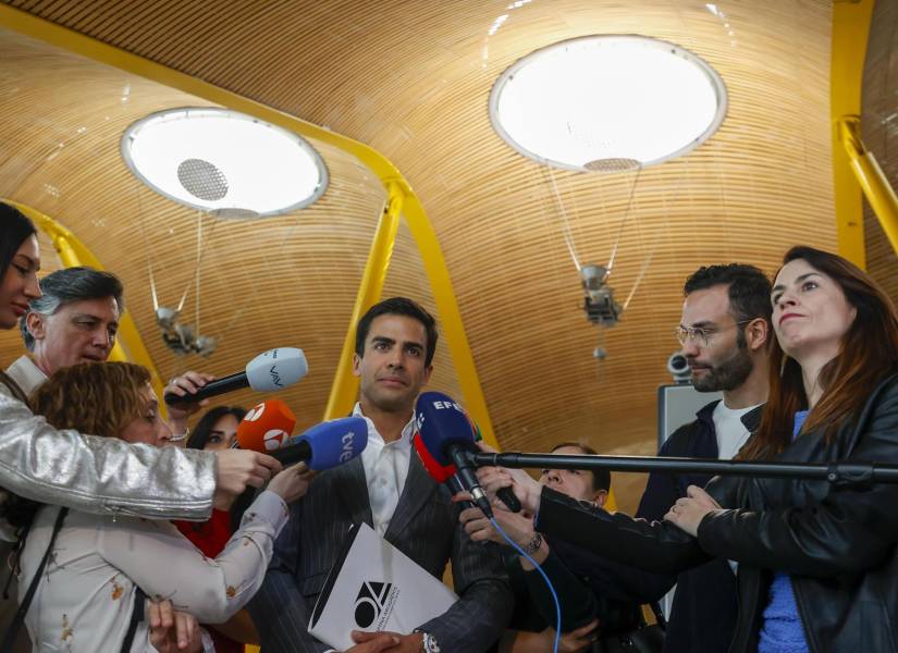 El letrado Juango Ospina, uno de los abogados en España de la familia del cirujano colombiano asesinado en Tailandia Edwin Arrieta, atiende a los medios en el Aeropuerto Internacional Adolfo Suárez Madrid-Barajas este viernes, antes de partir a Tailandia para asistir al juicio.