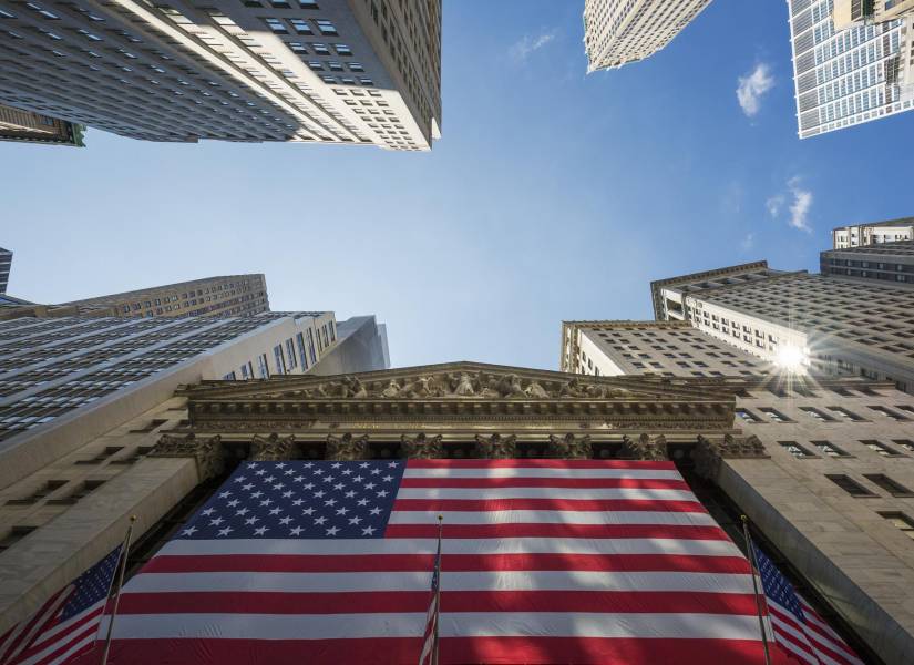 Bandera estadounidense en el Wall Street.