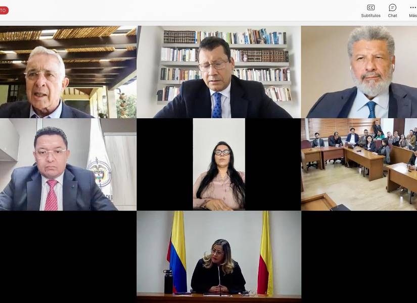 Captura de video del Complejo Judicial de Paloquemao que muestra a la jueza Sandra Heredia (centro abajo), y al expresidente colombiano Álvaro Uribe (i arriba) durante una audiencia que se realiza este viernes, en Bogotá (Colombia).