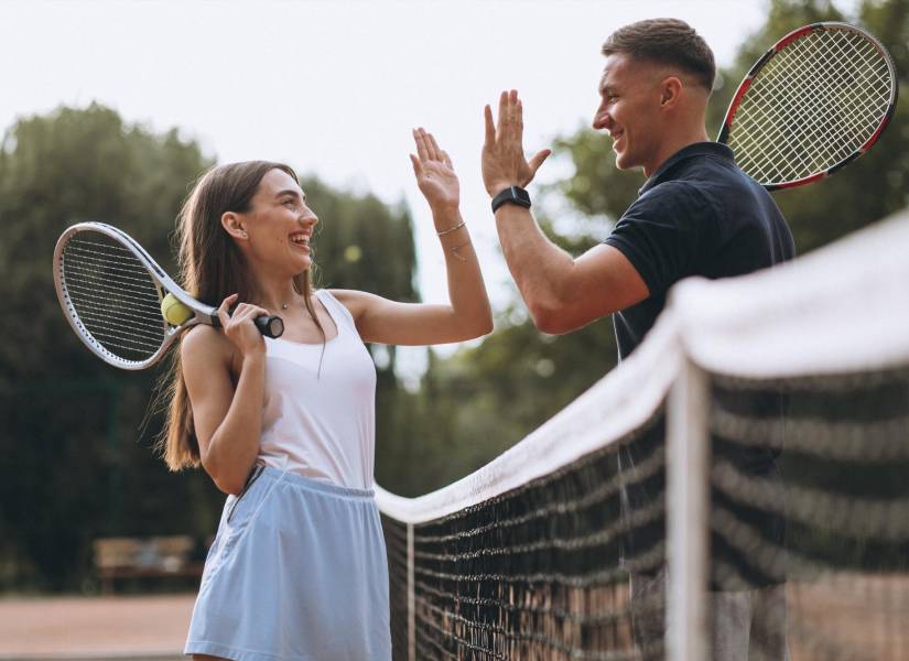 La practica de tenis permite trabajar varios músculos superiores.