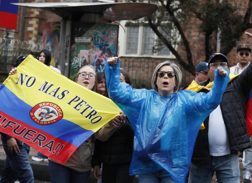 Manifestantes opositores al Gobierno de Gustavo Petro participan en una jornada de protesta en las calles de Bogotá.