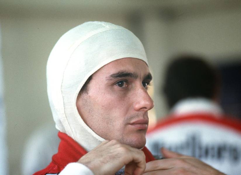 Fotografía de archivo que muestra al brasileño Ayrton Senna antes del Gran Premio de España de Automovilismo de Fórmula Uno, en Jerez (España), de 1988.