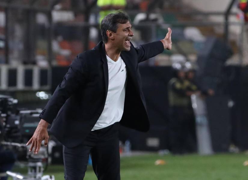 El entrenador de Universitario, Fabián Bustos, reacciona este martes, en un partido de la fase de grupos de la Copa Libertadores entre Universitario y Junior