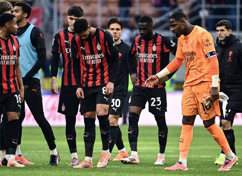 Jugadores del AC Milan lamentan el empate ante el Sassuolo por la fecha 15 de la Serie A