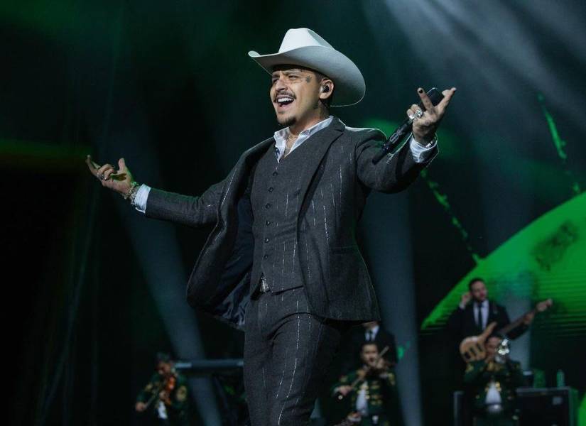 Nodal enfrenta críticas constantes por su relación con Ángela Aguilar.