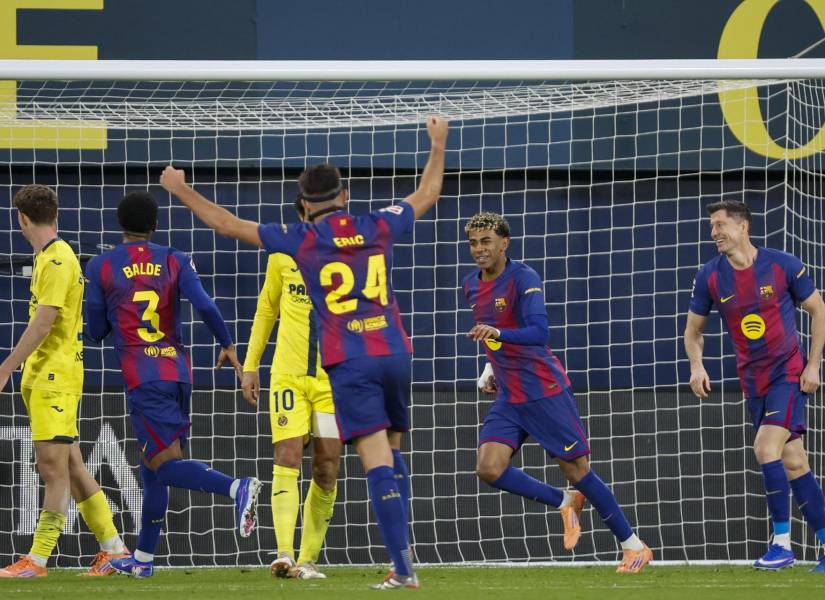 El delantero del Barça Lamine Yamal (2d) celebra tras anotar el segundo gol de su equipo este domingo, durante el partido de la jornada 17 de LaLiga.