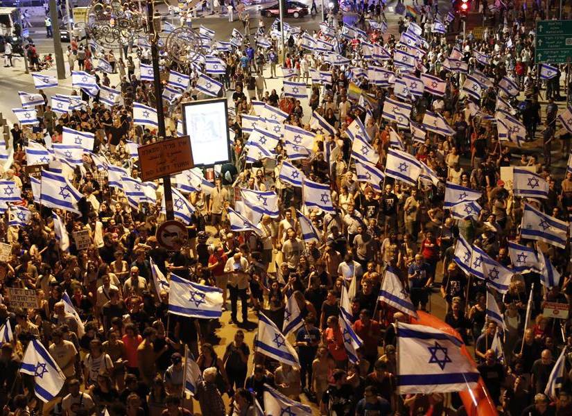 Manifestantes antigubernamentales marchan hacia el Parlamento israelí en Jerusalén.