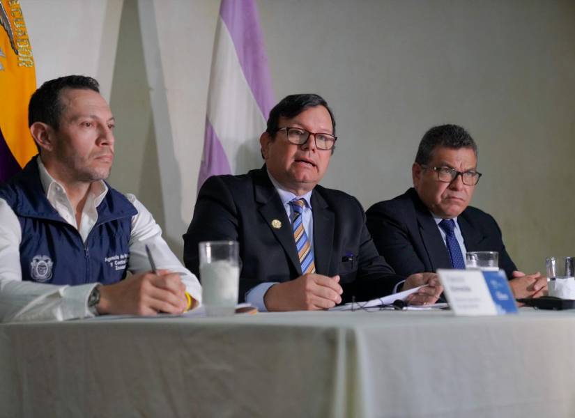 Bernardo Manzano (c), ministro de Agricultura, en rueda de prensa.
