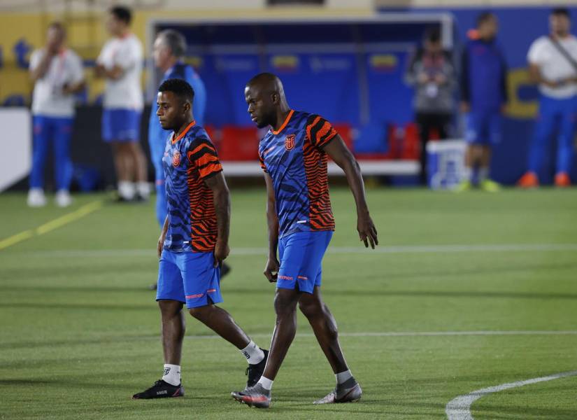 Enner Valencia (d) volvió a los entrenamientos de Ecuador, pero aún no se recupera por completo de una lesión de rodilla.