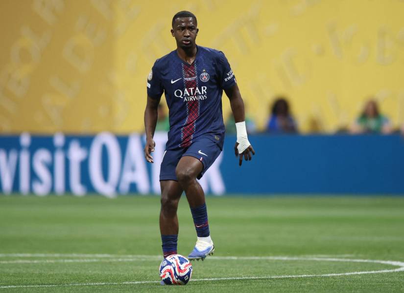 Willian Pacho en un partido con el París Saint-Germain