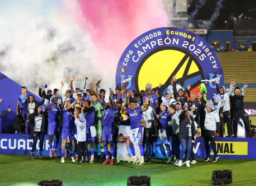 Jugadores de Universidad Católica celebran tras quedar campeones de la Copa Ecuador