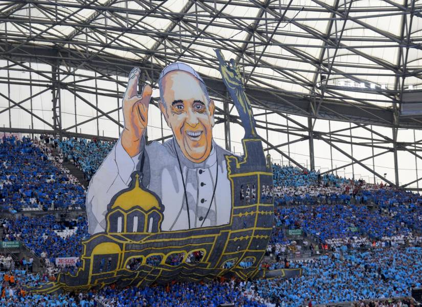 Aficionados del Olympique de Marsella con una enorme pancarta del Papa Francisco a su llegada para celebrar la misa en el estadio Velódromo, el 23 de septiembre de 2023.