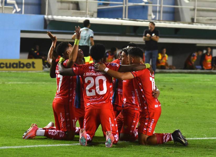 Jugadores de El Nacional celebran el gol de Djorkaeff Reasco contra Delfín por la fecha 25 de la LigaPro