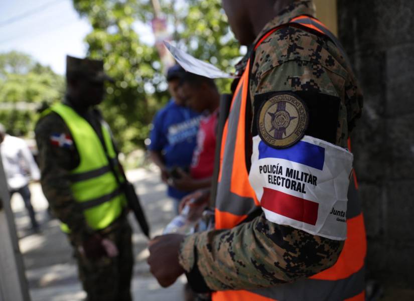 Agentes de seguridad prestan guardia en un centro electoral este domingo en Santo Domingo, República Dominicana.
