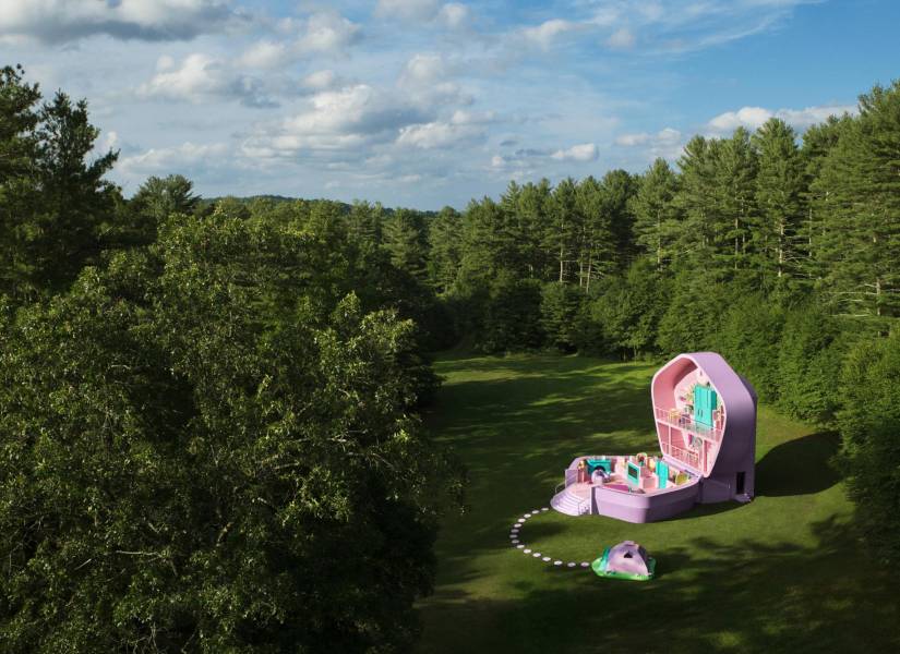 Fotografía cedida por Above Summit de la casa de la icónica muñeca Polly Pocket en tamaño real en EE. UU