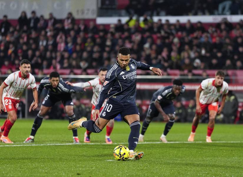 El delantero francés del Real Madrid, Kylian Mbappé, golpea el balón desde el punto de penalti para conseguir el primer gol del equipo madridista durante el encuentro correspondiente a la jornada 14 de Laliga.