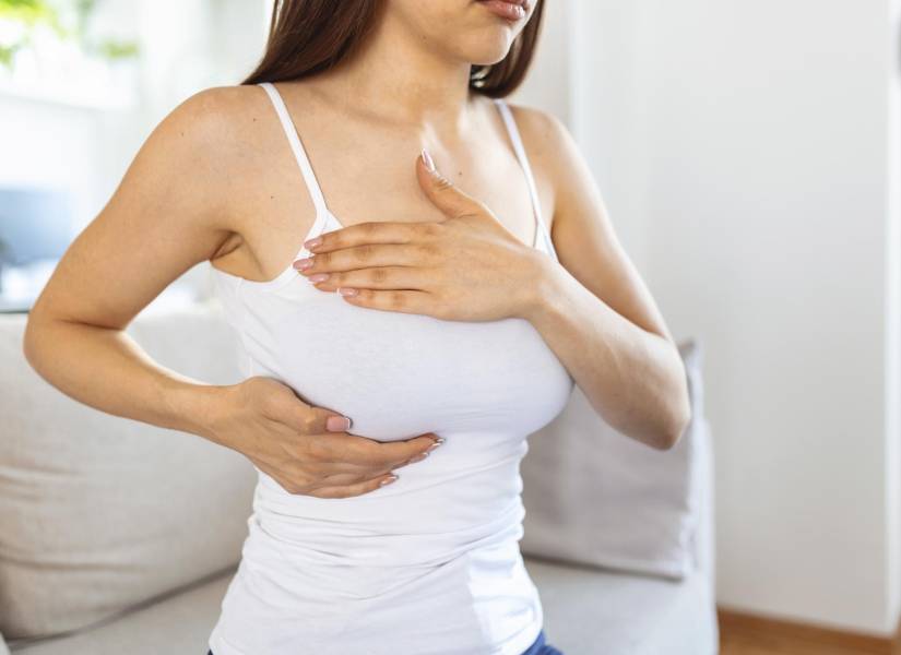 Imagen referencial: Mujer realizando autoexamen de mamas