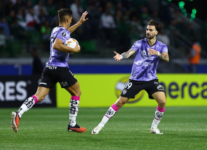 Lautaro Díaz celebra su gol con Michael Hoyos ante Palmeiras