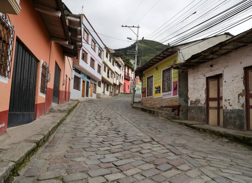 Fotografía de archivo fechada el 6 de febrero de 2024 que muestra una calle en la población de Alausí (Ecuador).