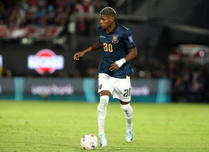 Nilson Angulo de Ecuador controla el balón este jueves, en un partido por las Eliminatorias a la Copa Mundial 2026 entre Paraguay y Ecuador en el estadio Defensores del Chaco en Asunción (Paraguay).