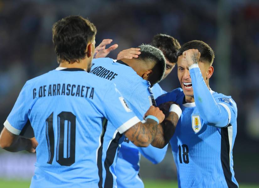 Jugadores de Uruguay celebran un gol este jueves, en un partido por las eliminatorias a la Copa Mundial 2026 entre Uruguay y Perú en el estadio Centenario en Montevideo (Uruguay)