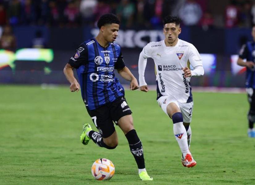 El volante de Independiente del Valle, Patrik Mercado, disputa el balón con Fernando Cornejo, volante de Liga de Quito, en un partido por la LigaPro