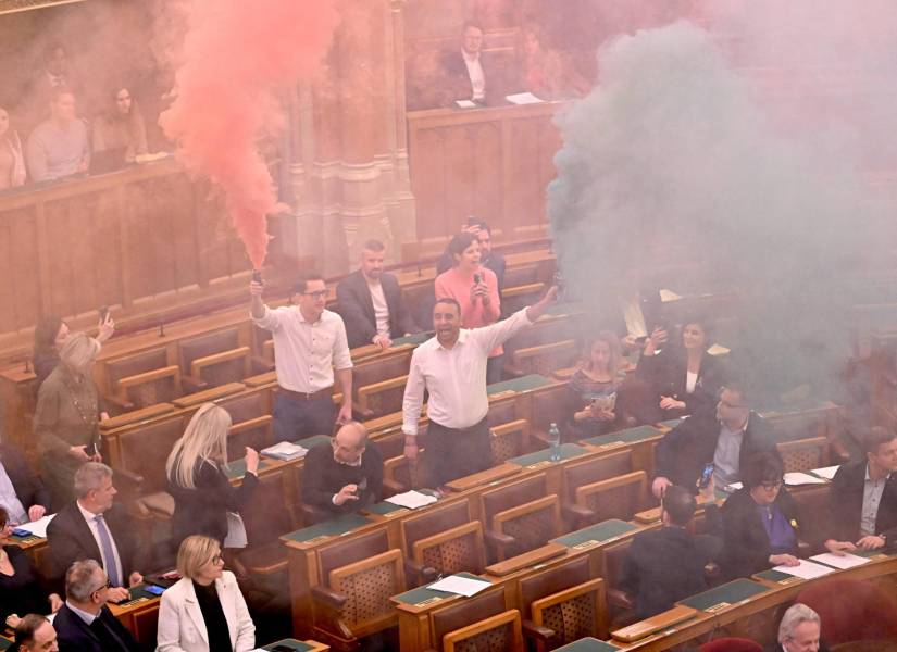 Miembros del partido centrista Movimiento Momentum queman bengalas en protesta antes de la votación sobre un proyecto de ley que busca prohibir la marcha anual del Orgullo el 18 de marzo de 2025.