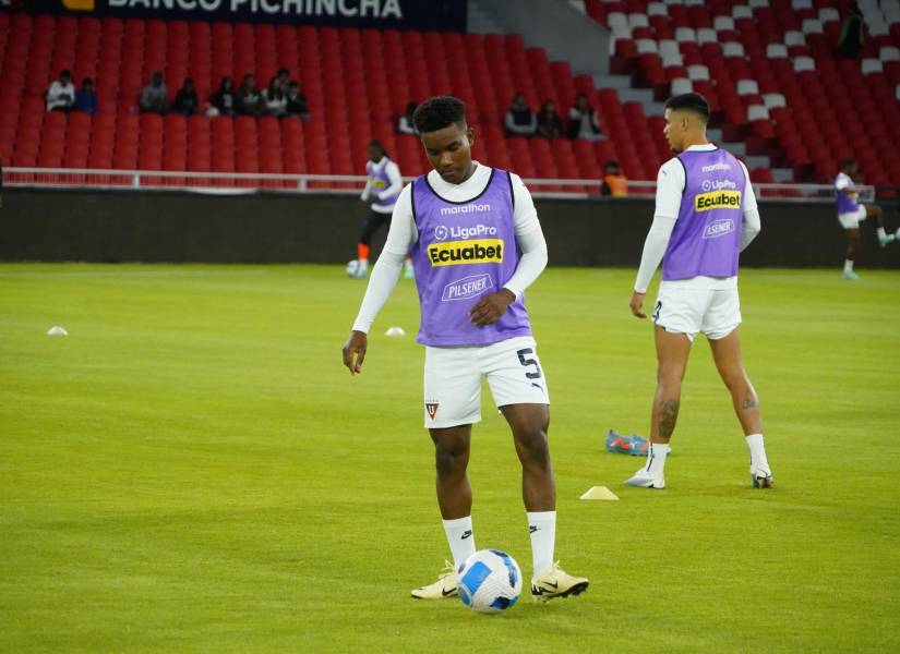 Óscar Zambrano puede jugar en la Liga Pro con Liga de Quito, pero no en la Copa Libertadores.