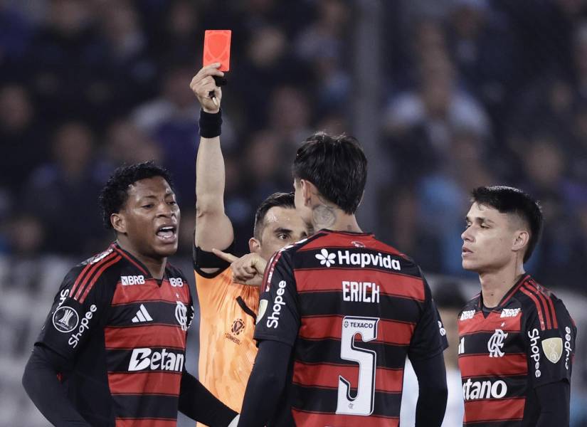 Gonzalo Plata, de Flamengo, recibió tarjeta roja, en un partido de semifinal de la Copa Libertadores entre Racing y Flamengo en el estadio Presidente Perón, en Avellaneda.