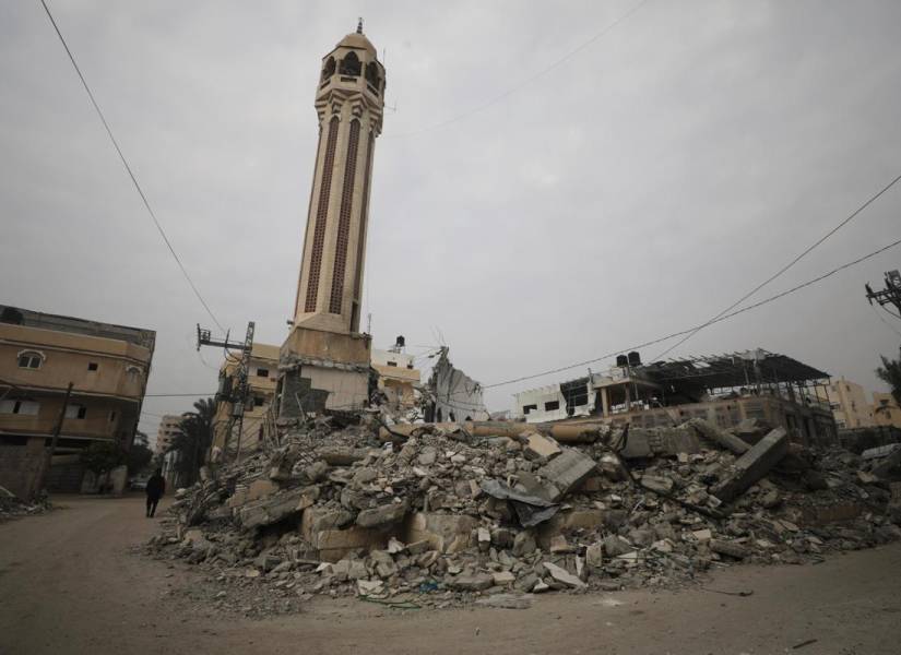Una mezquita destruida tras un ataque aéreo israelí contra el campo de refugiados de Al Nusairat, en el sur de la Franja de Gaza.