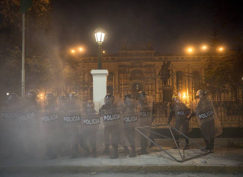 Integrantes de la Policía de Perú custodian durante una protesta este miércoles, en Lima (Perú).