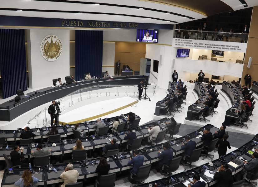 Vista general este jueves, 31 de julio, de la plenaria de la Asamblea Legislativa (Parlamento) donde fue aprobada una reforma a la Constitución que habilita la reelección presidencial indefinida en El Salvador, en la sede del legislativo en la capital salvadoreña.