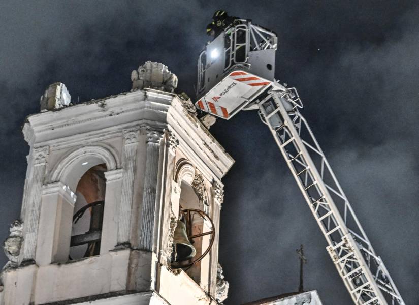 Los bomberos revisan la torre de la iglesia de Sant'Anna en Bagnoli, cerca de Nápoles, después de un terremoto de magnitud 4,4, el 13 de marzo de 2025.