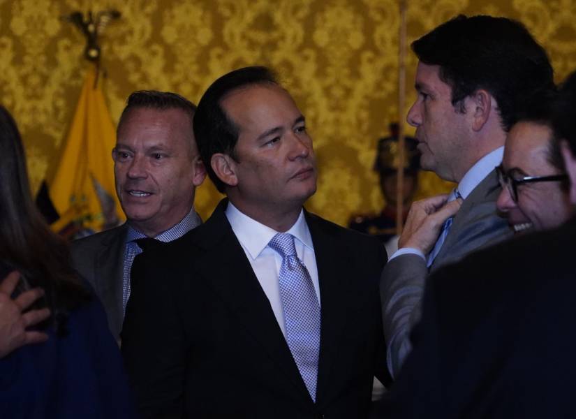 Henry Cucalón conversa con Francisco Jiménez, a quien relevó en el cargo de ministro de Gobierno.
