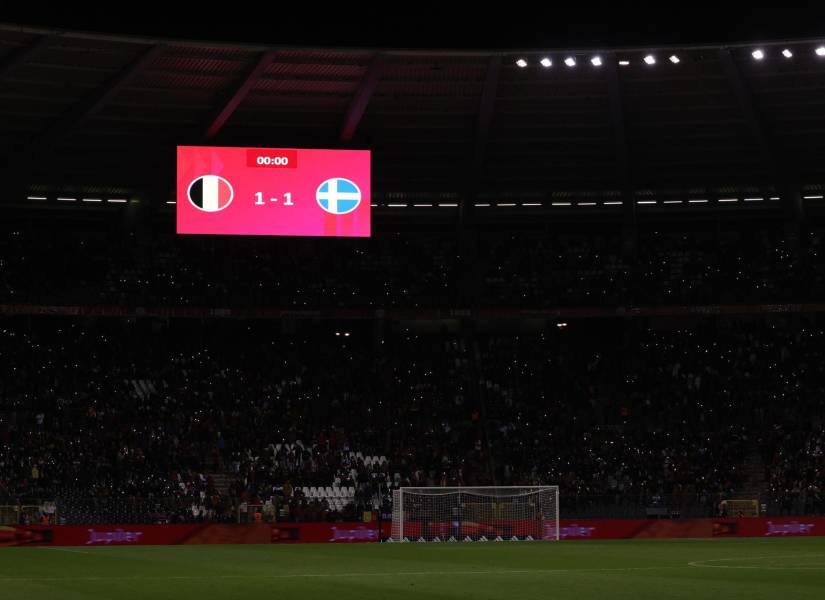 Los aficionados esperaban noticias durante el descanso del partido que Bélgica y Suecia