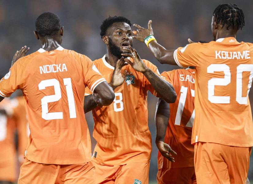 El mediocampista de Costa de Marfil, #8 Franck Kessié (C), celebra al anotar el primer gol de su equipo desde el punto de penal durante el partido de octavos de final de la Copa Africana de Naciones (CAN) 2024 entre Senegal y Costa de Marfil, en el Stade Charles Konan Banny de Yamusukro, el 29 de enero de 2024.