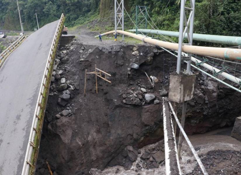 Tuberías y puente en zona de erosión.