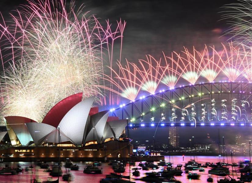 Fuegos artificiales sobre la Ópera de Sídney durante las celebraciones de Nochevieja en Sídney, Australia.