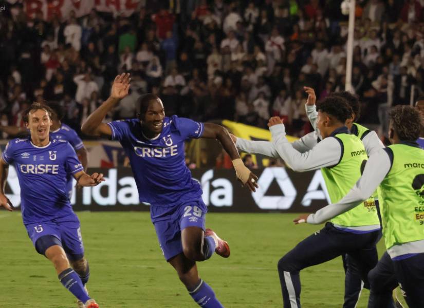 Gregori Anangonó anotó un golazo desde la mitad de la cancha en la final de la Copa Ecuador.