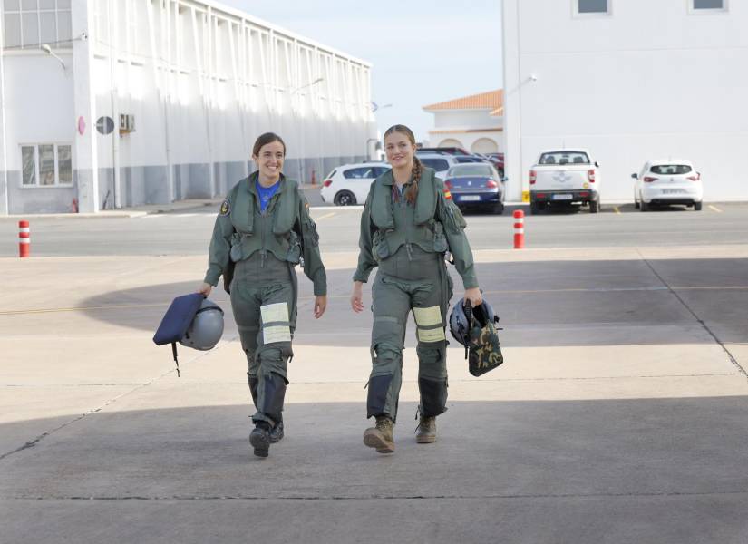 La Princesa de Asturias ha realizado su primer vuelo en solitario en la Academia General del Aire y del Espacio de San Javier (Murcia) pilotando el avión Pilatus PC-21, la denominada suelta, cuando se cumple su cuarto mes de instrucción como alférez.