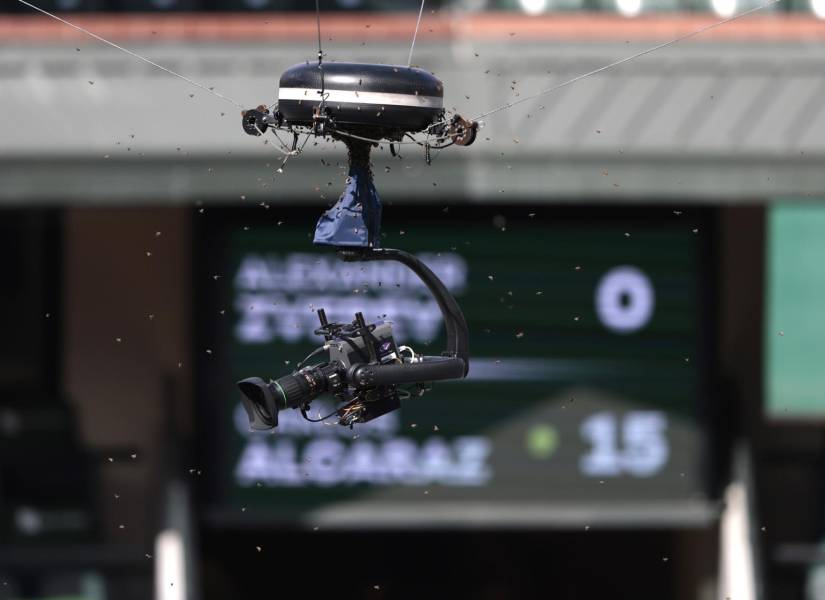 Vista general de una cámara robótica de televisión rodeada de un gran número de abejas, durante el partido del Masters 1.000 de Indian Wells