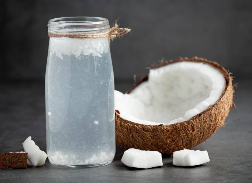 Botella de agua de coco.