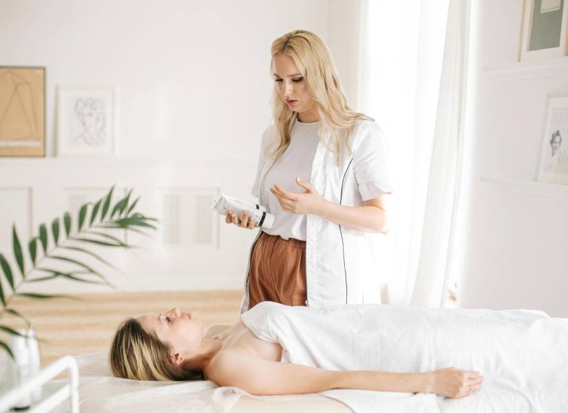 Imagen referencia: Mujer en consulta dermatológica.