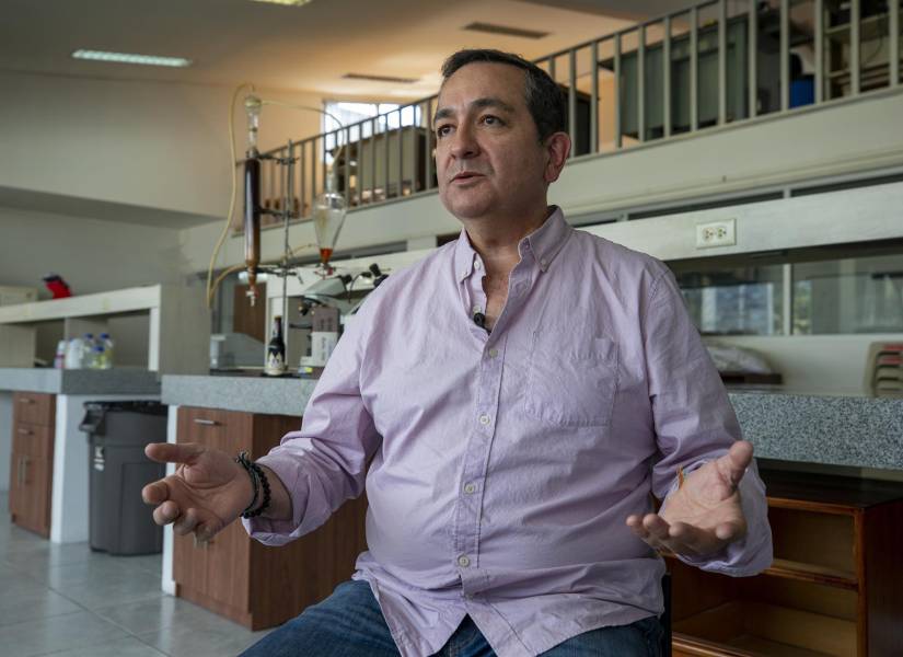 Javier Carvajal, investigador de la PUCE, rescató la primera cerveza elaborada en América.