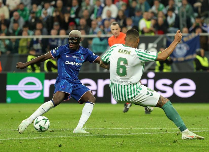 Moisés Caicedo ganó su primer título con el Chelsea en la Conference League.